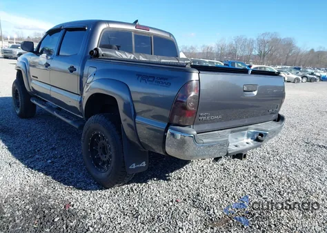 2015 Toyota Tacoma Base V6 z USA, uszkodzony, nr VIN 5TFLU4EN0FX133404